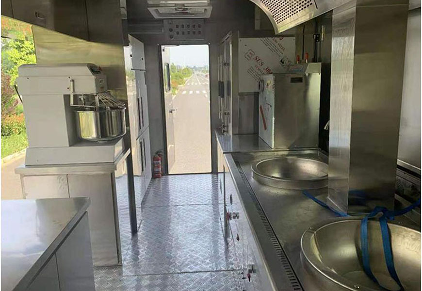 重汽野外自行式炊事車(chē)